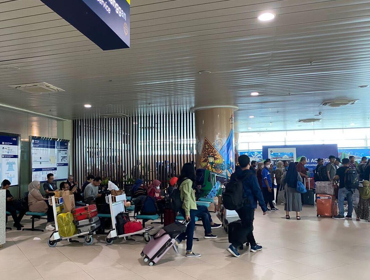 suasana ruang tunggu di stasiun bandara yogyakarta pada saat libur panjang